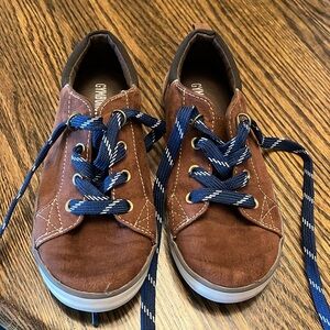 Gymboree faux leather tennis shoes, brown, size 1, in great condition.
